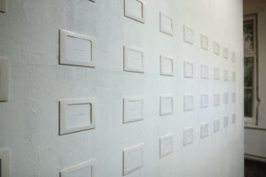 Júnia Matsuura, The White Wall, Postcards Installation, 2022 @ copyright Juan Yuste